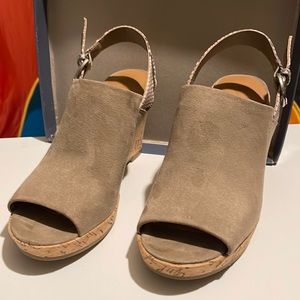 Universal Thread Gray Suede Wedges